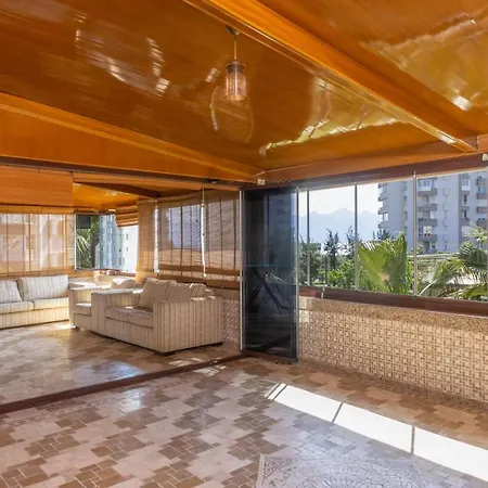 Large Duplex With Sea View דירה
